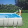 Frau reinigt Pool mit Intex Reinigungs-Set Venturi (Kescher & Sauger)