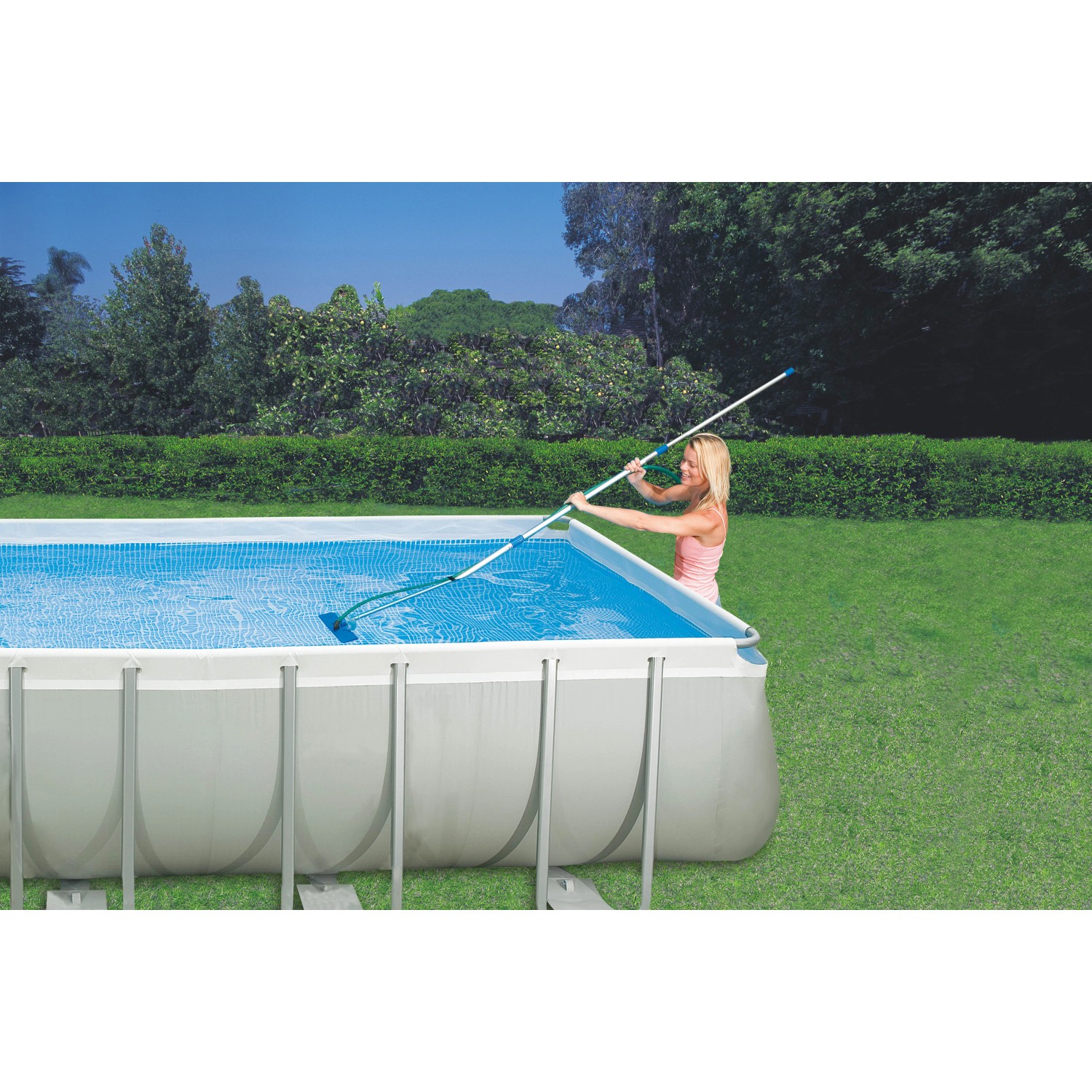 Frau reinigt Pool mit Intex Reinigungs-Set Venturi (Kescher & Sauger)