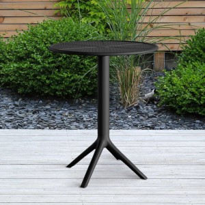 Schwarzer runder CLP Lacota Gartentisch aus Kunststoff (Ø 60 cm) mit gemusterter Platte auf Holzterrasse.