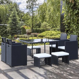 Schwarzes Polyrattan Gartenset mit Glastisch, 4 Stühlen und 4 Hockern mit weißen Polstern, platzsparend.