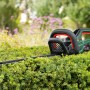 Bosch Akku-Heckenschere Universal Hedge Cut 18-55 im Einsatz auf einer Hecke.