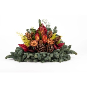 Grabgesteck Nobilis mit Zapfen, Protea und Palmspeer. Gesteck für Trauer mit Tannengrün und roten Akzenten.