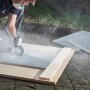 Wolfcraft Absaughaube mit Führungsschlitten im Einsatz mit Winkelschleifer und Staubabsaugung.