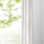 Weißer Schlaufenschal mit Punktmuster von mydeco, 300x135 cm, vor Fenster mit Ausblick.