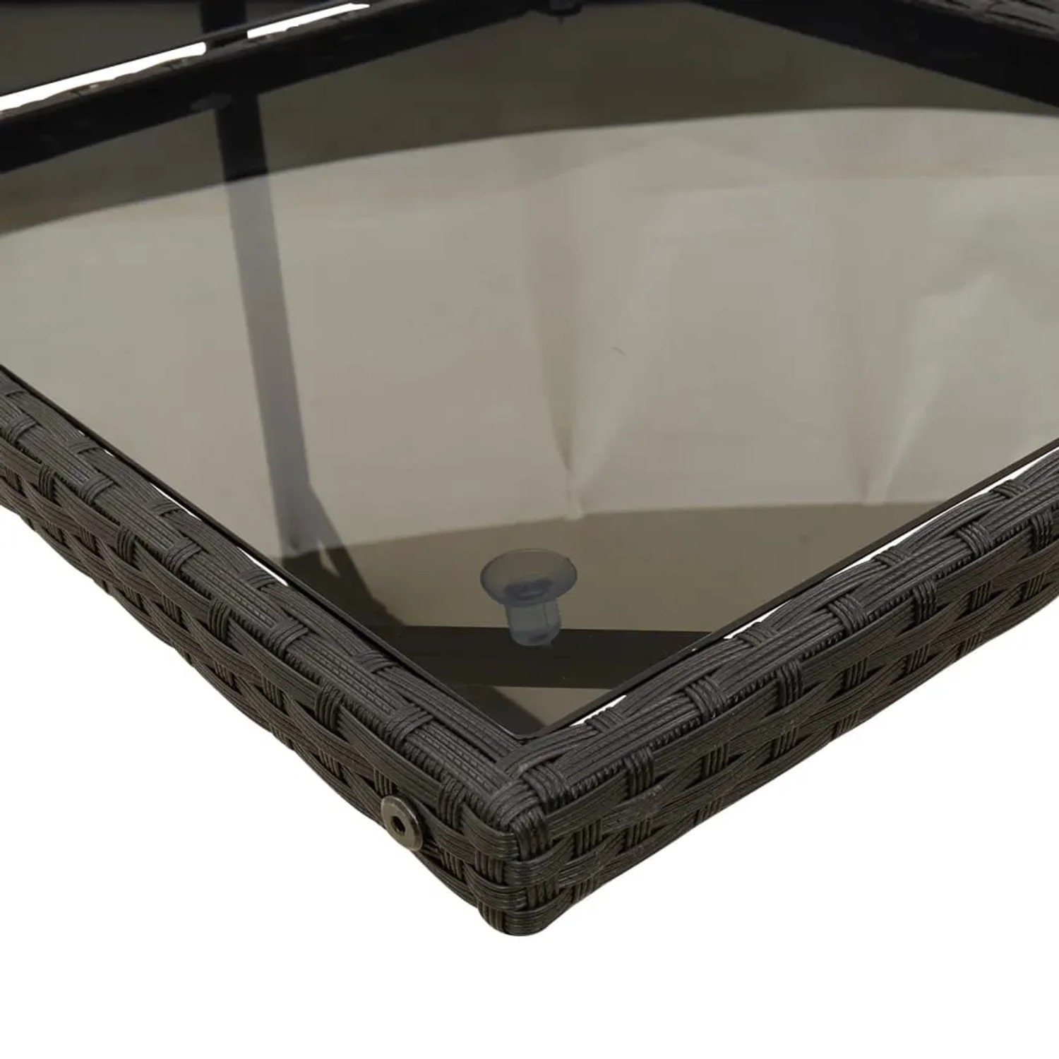 Detailansicht der Tischplatte aus Glas und des schwarzen Poly Rattan-Gestells der vidaXL Garten-Essgruppe.