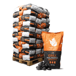 Palette mit 60 Säcken Heizfuxx Grillbriketts (10kg), orange-schwarz, daneben offener Sack mit Briketts. Brennstoffe.