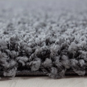 Detailaufnahme: Grauer Ayyildiz Hochflorteppich Life, flauschiger Shaggy-Teppich.