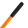 Detail des orangefarbenen Fiberglasstiels einer Spatenschaufel mit schwarzem, griffigem Handgriff.