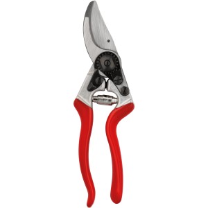 Felco 8 Einhand-Gartenschere mit roten Griffen und abgewinkeltem Schneidkopf für präzise Schnitte.