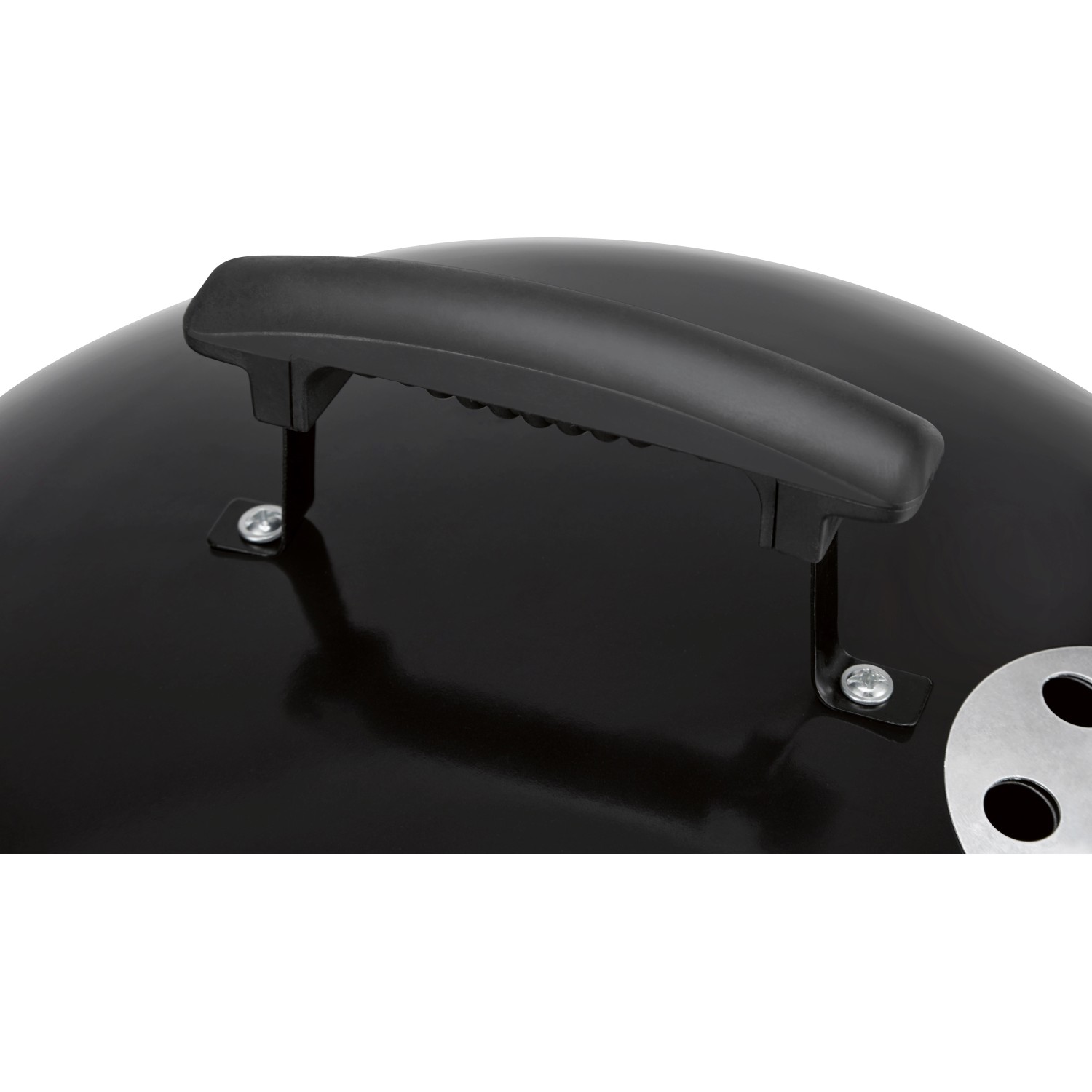 Detailaufnahme: Deckel mit Griff des Holzkohle-Kugelgrills, schwarz.