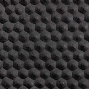 Detailaufnahme: Schwarze KARAT Gummi Stallmatte mit Noppenstruktur für sicheren Halt.