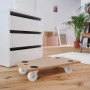 Wagner Transporthilfe aus MDF mit Rollen und 200 kg Tragkraft vor Kommode.