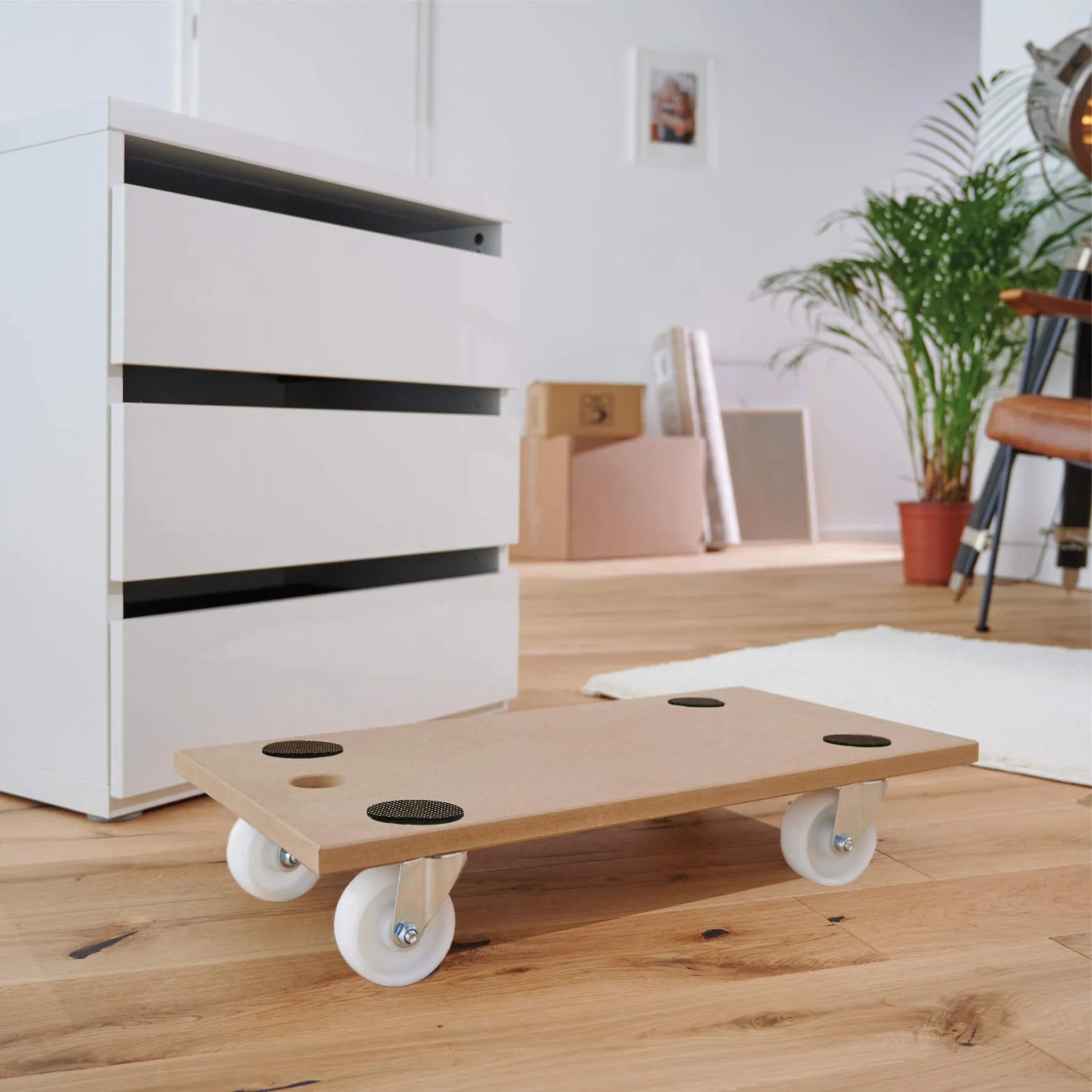 Wagner Transporthilfe aus MDF mit Rollen und 200 kg Tragkraft vor Kommode.