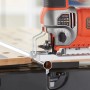 Black+Decker Stichsäge BES610K beim Sägen eines Rohrs. Elektro-Pendelhub-Stichsäge in Orange/Silber.