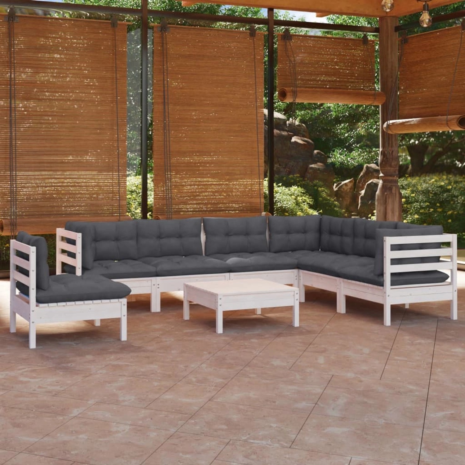 Weißes 8-tlg. Garten-Lounge-Set aus Kiefernholz mit anthrazitfarbenen Kissen.