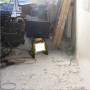 LED Arbeitsleuchte in Schwarz-Gelb leuchtet auf Baustelle. Kompakte Baulampe für den Innenbereich.