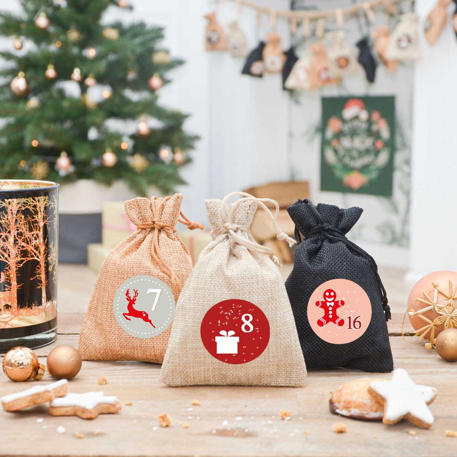 DuneDesign Adventskalender Bastelset mit Zahlen, Buchstaben und Figuren. Drei befüllte Jute-Säckchen.