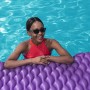 Frau entspannt auf lila Bestway Luftmatratze Float'n Roll im Pool.