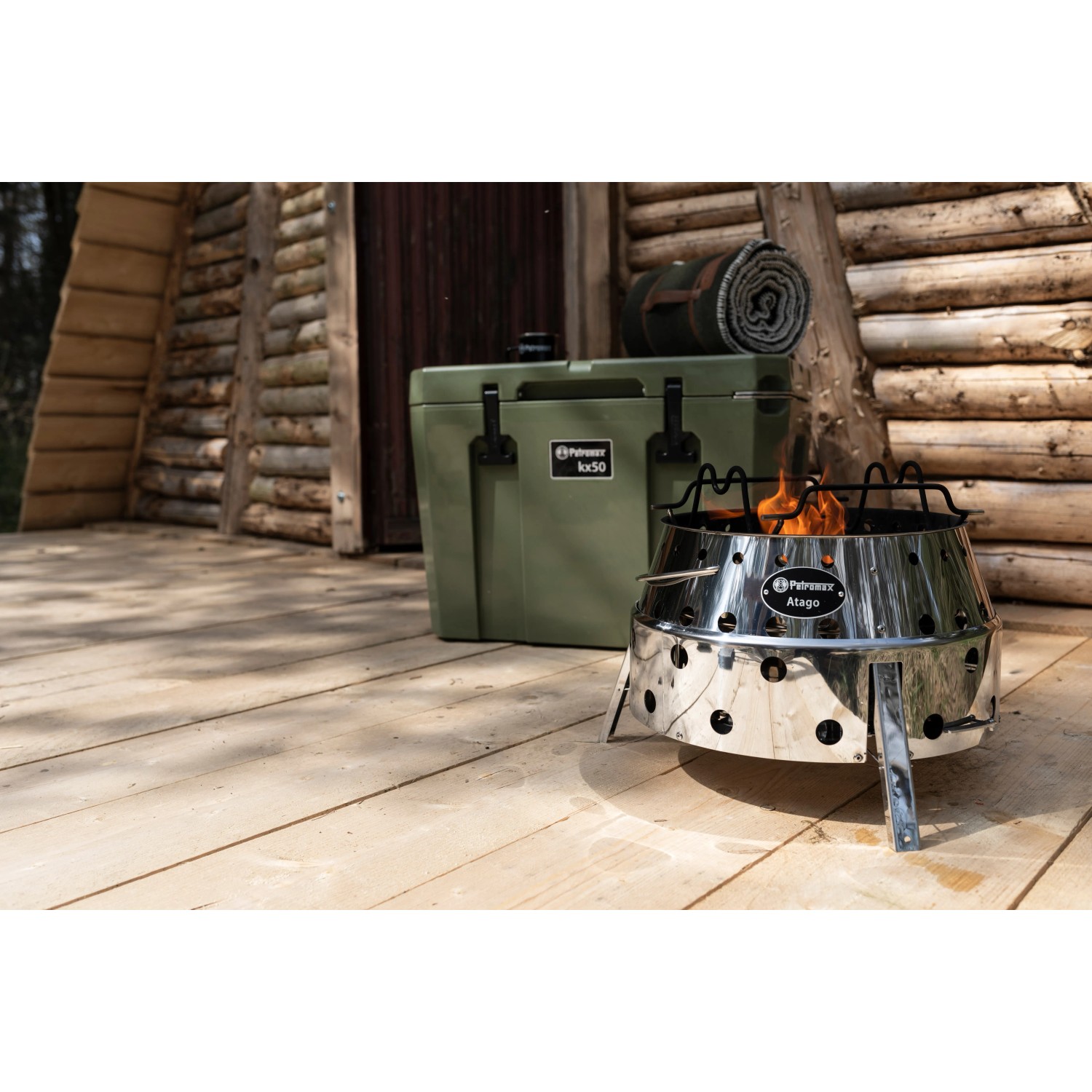 Petromax Atago Grill-Set SK40, 2-teilig, mit Grillspießen und Kochkiste im Outdoor-Einsatz.