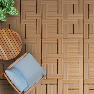 Verlegte, wetterbeständige KARAT WPC Klickfliese Classic Teak, 30x30 cm, mit Tisch und Stuhl.