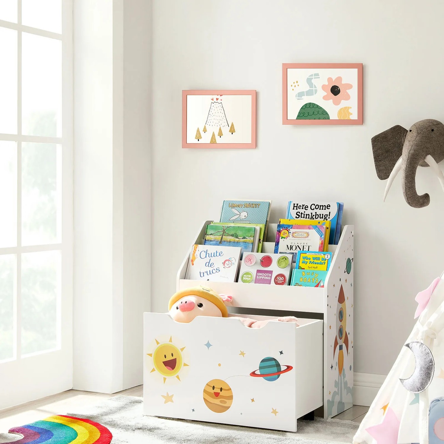 Weißes Songmics Spielzeugregal mit 3 Fächern und Weltraum-Motiven im Kinderzimmer.