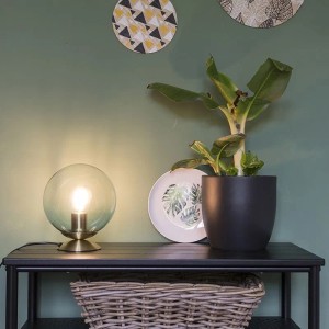 Art Deco Tischlampe Pallon von QAZQA: Messingfuß, blaue Glaskugel, warmes Licht. Elegante Innenleuchte.