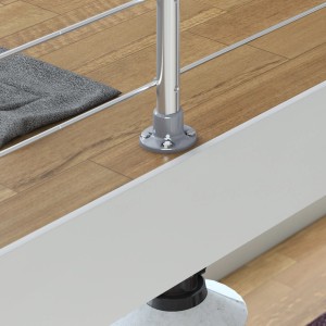 Detailaufnahme: Dolle Geländerset mit Eichehandlauf, Bodenmontage. Aluminiumpfosten auf Holz.