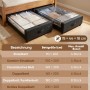 Dunkle Unterbett-Aufbewahrungsboxen mit transparentem Deckel, Rollen, gefüllt mit Kleidung, unter einem Bett. Inkl. Größen-Tabelle.