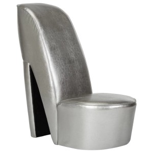 Silberner Loungesessel in Form eines Stöckelschuhs aus Kunstleder.