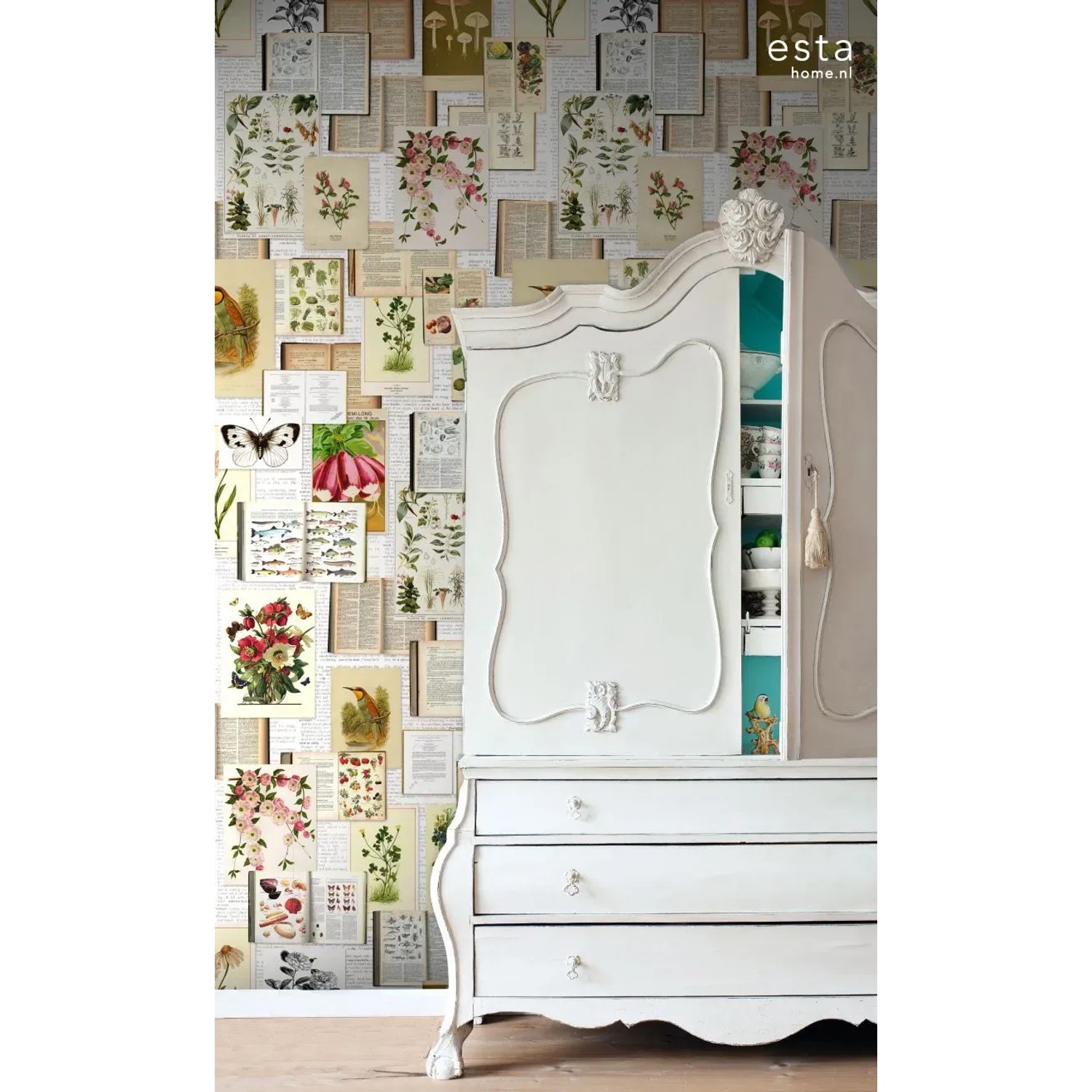 ESTAhome Fototapete mit botanischen Motiven in Beige, Grün und Rosa hinter weißem Schrank.