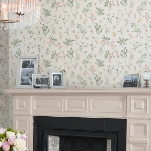 Laura Ashley Vliestapete Crosswell mit floralem Muster in Rosa und Grün an einer Wand.
