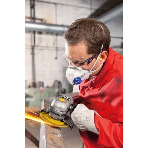 Mann mit Dräger Staubmaske X-plore 1730 V FFP3 beim Schleifen. Atemschutz & Zubehör bei OBI.