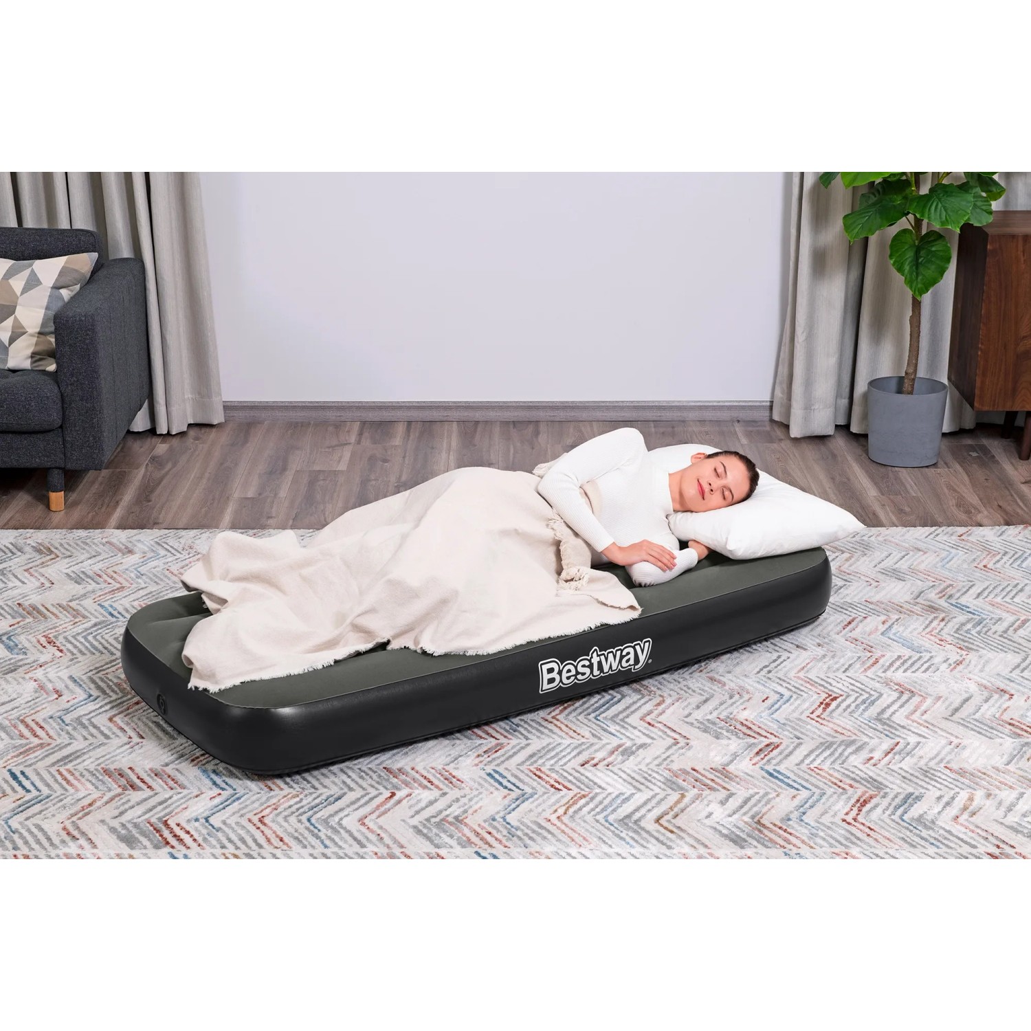 Bestway Luftbett für 1 Person, 185x76x25cm, mit schlafender Person unter einer Decke.