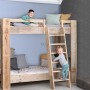 Kinderzimmer mit hellblauer ESTAhome Uni Tapete und Etagenbett aus Holz.