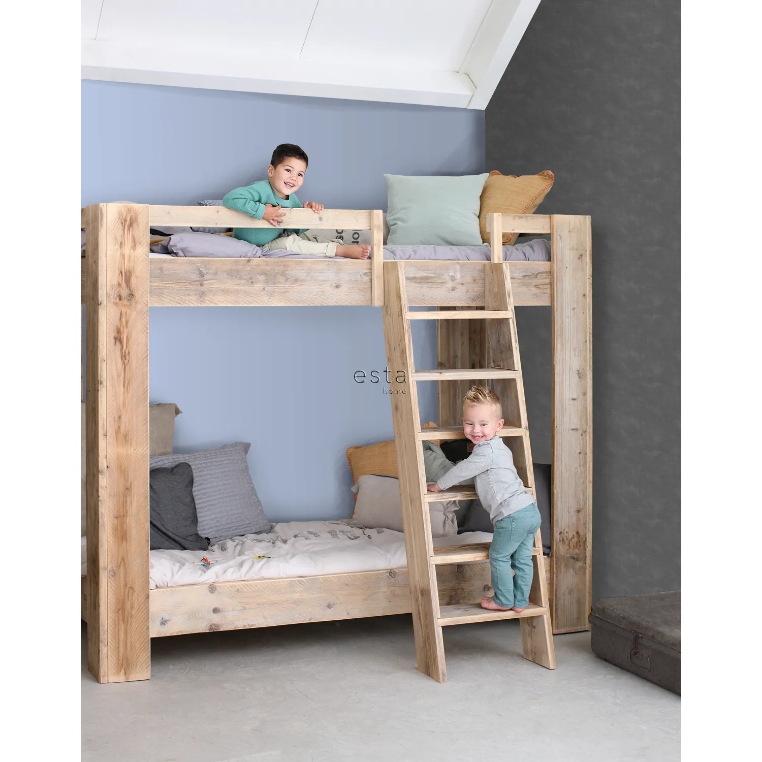 Kinderzimmer mit hellblauer ESTAhome Uni Tapete und Etagenbett aus Holz.