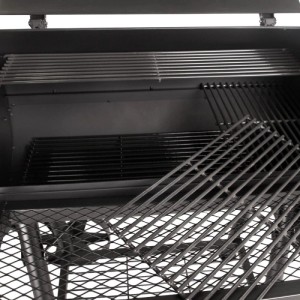 Innenansicht des Taino Yuma Smoker BBQ Grills: Schwarze Grillroste und Warmhalterost in der Hauptkammer.