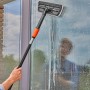 Gardena Cleansystem Fensterwischer mit Stiel und Mikrovlies im Einsatz zur Fensterreinigung.