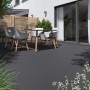 Terrasse mit grauen WPC Terrassendielen (Kovalex). Moderner Bodenbelag mit geriffelter Oberfläche.