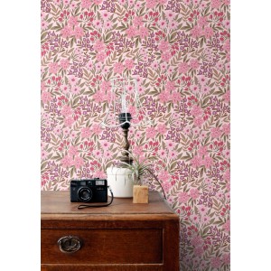 ESTAhome Vliestapete mit lila und rosa Blumenmuster, grünen Blättern auf hellem Grund. Dekorative Tapete.