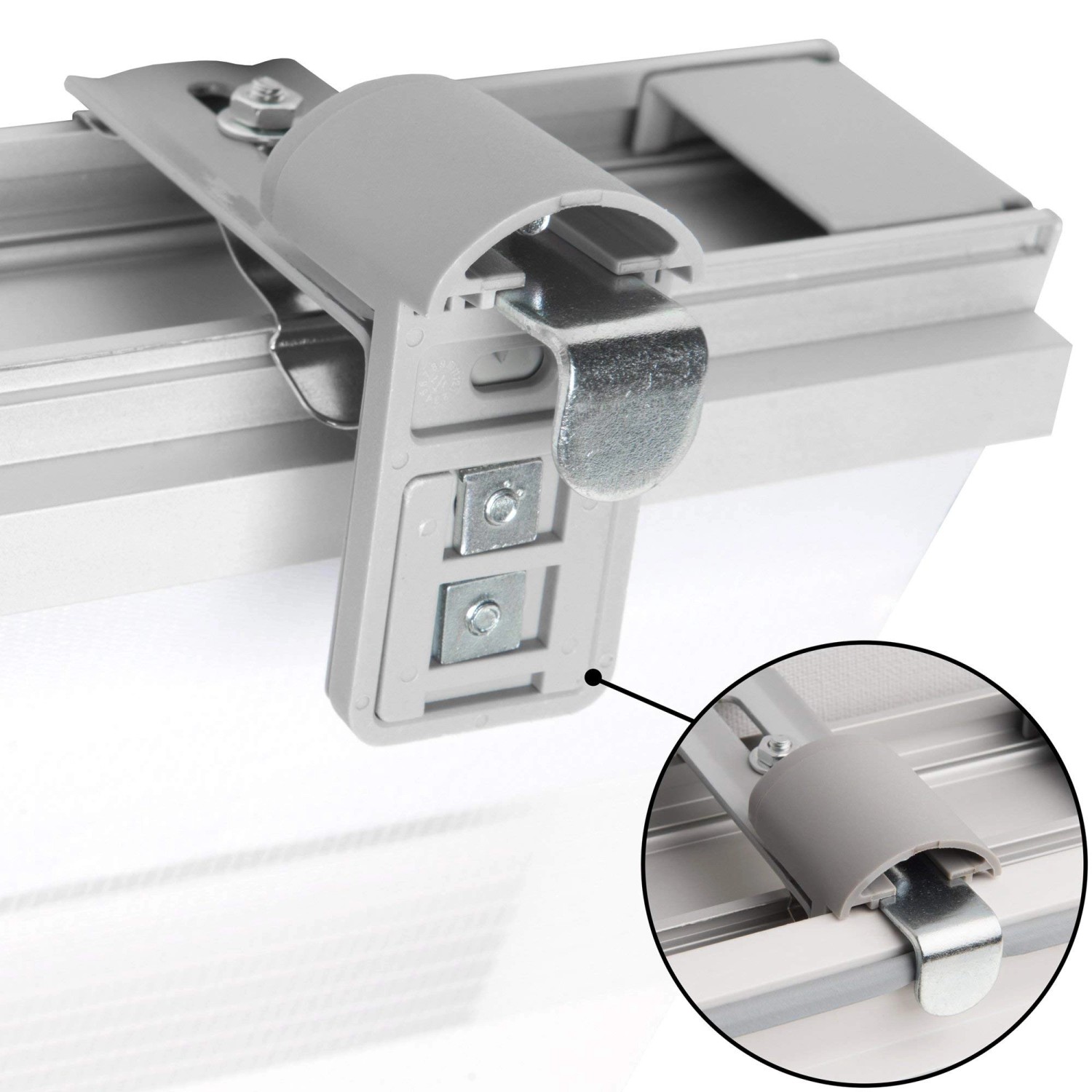 Detailaufnahme: Klemmträger zur Montage des weißen Sol Royal Doppelrollos SolDecor DK9.