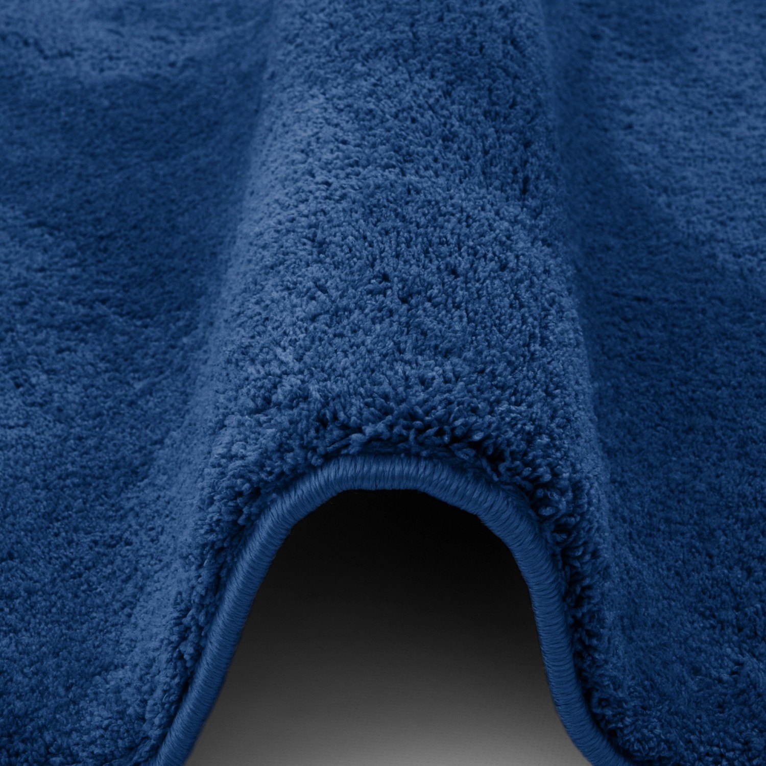 Detailansicht: Dunkelblauer, runder Pergamon Hochflor Teppich Silky (120x120cm).