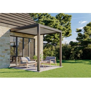 Wandmontierte Huun Pergola Piano in Anthrazit-Weiß, 300x300 cm, mit Lamellendach und Sitzgruppe im Garten.