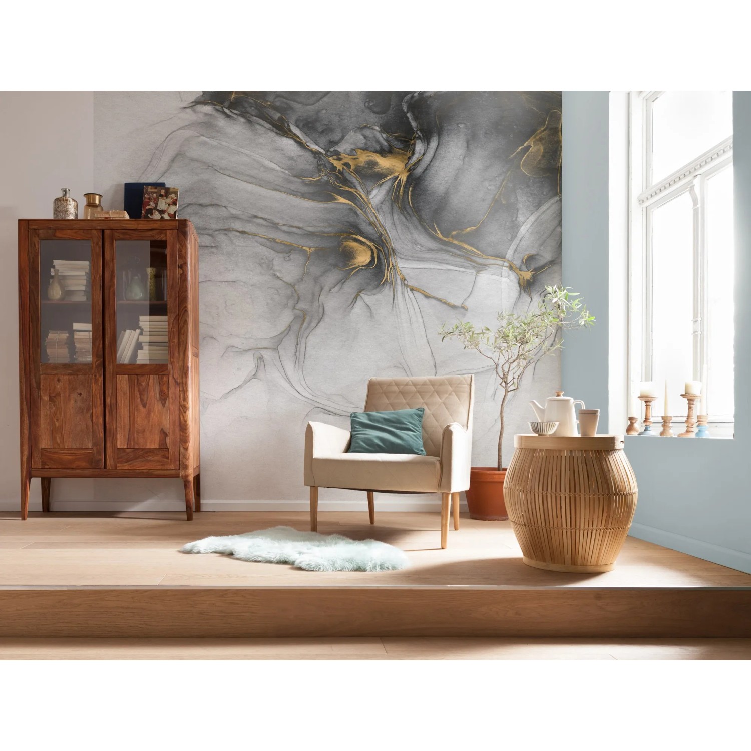 Komar Vlies Fototapete Ink Gold Flow, 300x280 cm, mit abstraktem Farbverlauf in Grau und Gold.