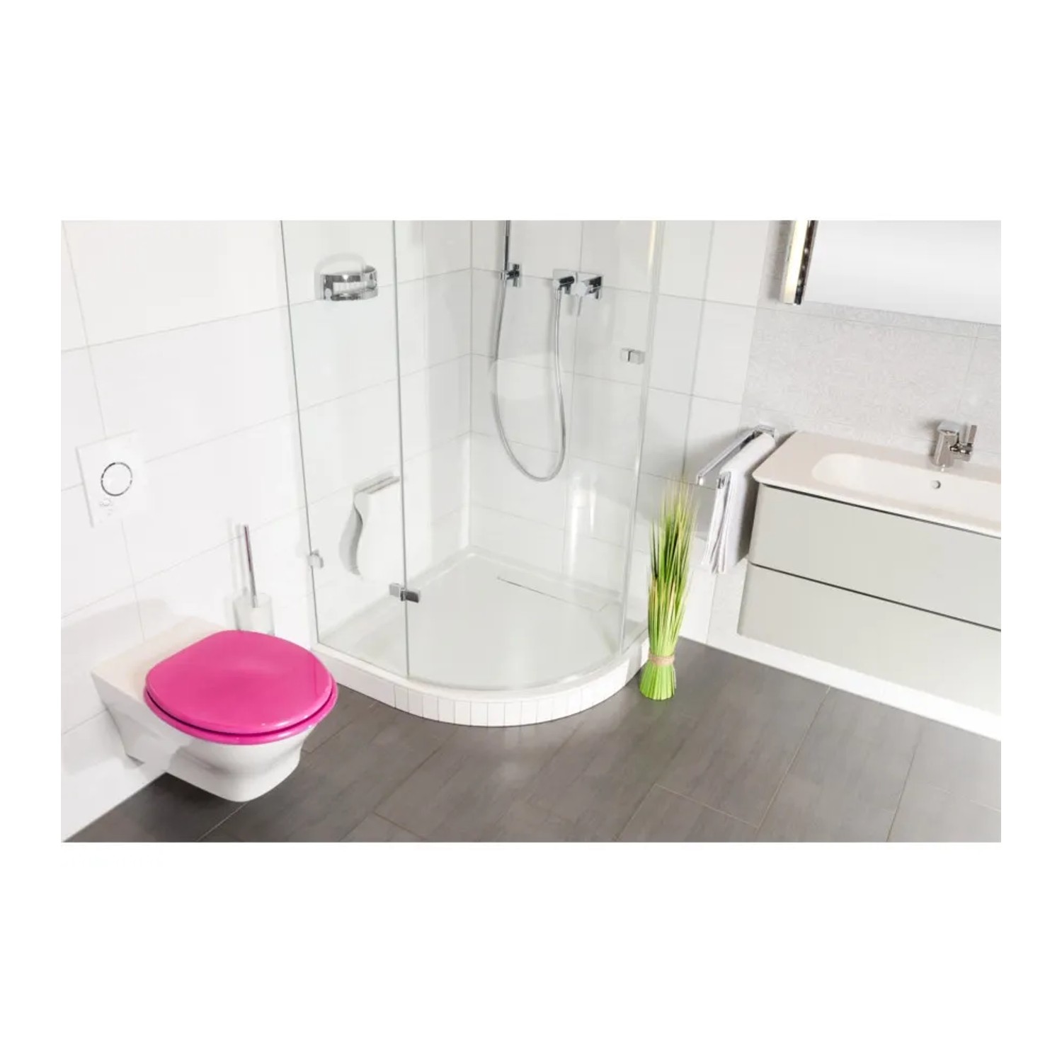 Sanilo WC-Sitz Glitzer Pink auf Toilette im Badezimmer mit Dusche und Waschbecken.