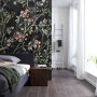 Schlafzimmer mit Komar Fototapete Blumen und Vögel in Schwarz, 200x250 cm.