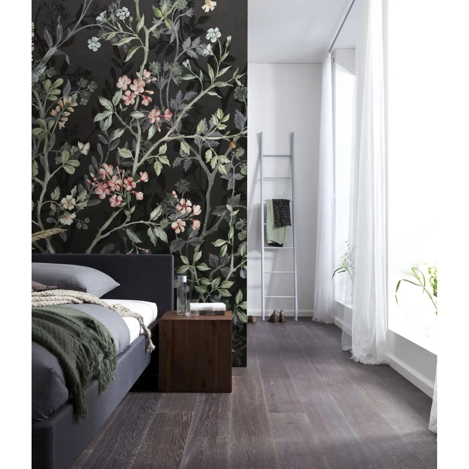 Schlafzimmer mit Komar Fototapete Blumen und Vögel in Schwarz, 200x250 cm.