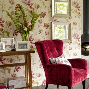 Laura Ashley Vliestapete Gosford mit Tulpenmuster in Cranberry im Wohnraum.