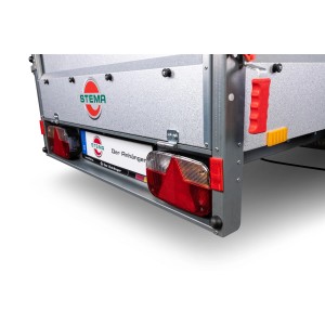 Detailansicht Stema Anhänger Basic 750 kg mit Rückleuchten und Kennzeichenhalter.
