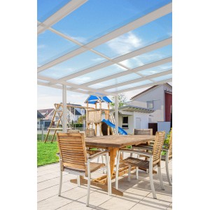 Helle Terrasse mit Gutta Terrassendach Premium (weiß) und Sitzgruppe. VSG 10 mm Dacheindeckung.