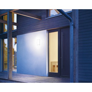 Edelstahl Steinel Außenwandleuchte L22 S mit Bewegungsmelder an Hauswand.